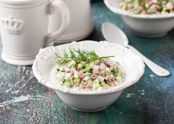 Meravigliosa okroshka per gli over 50: yogurt naturale e petto di pollo in un unico piatto