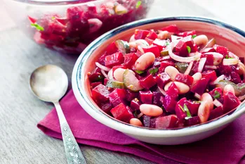 Non c'è bisogno di vinaigrette! Questa nuova insalata di barbabietola è più saporita e molto più facile da preparare