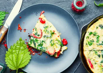 Omelette con ortiche e verdure: una ricetta dimenticata per un piatto sano e gustoso per qualsiasi ora del giorno e della notte