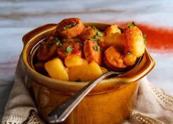 Patate stufate all'ungherese con paprika - un piatto delizioso per tutti i giorni. È facile da preparare in 30 minuti