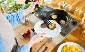 Piatto estivo con melanzane, pomodori maturi e formaggio: ricetta italiana per la pasta alla Norma