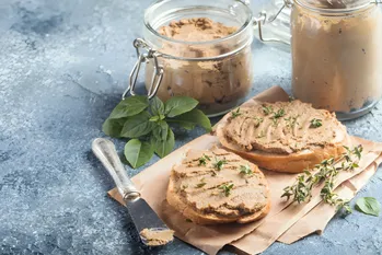 Preparate il paté di pollo fatto in casa perfetto per voi e la vostra famiglia. Una ricetta semplice in 10 minuti