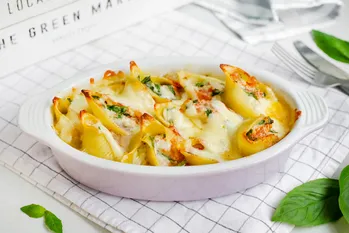 Ricetta dei conchiglioni ripieni di pollo in salsa Velouté sotto un cappello di mozzarella