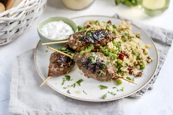 Ricetta del lulia kebab di manzo con salsa di panna acida e couscous speziato