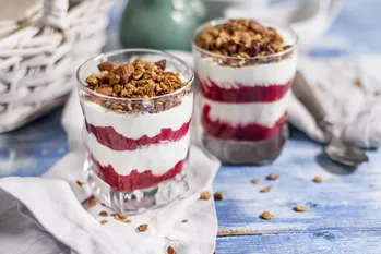 Ricetta della cagliata con yogurt, granola e frutti di bosco