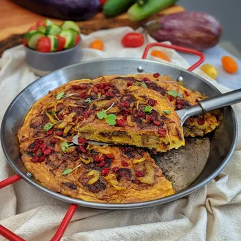 Ricetta per il Kuku Bademjan, una frittata iraniana con melanzane