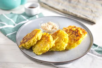 Ricetta per le frittelle di patate con salsa di noci e funghi