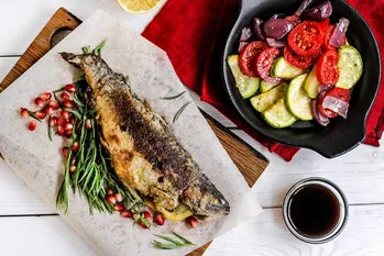 Ricetta per trota iridea al forno con verdure, tarkhun e salsa Narsharab al melograno