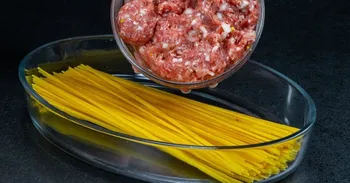 Spaghetti in casseruola con carne macinata