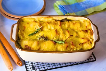 Ti dirò come preparare il contorno perfetto: patate al forno con formaggio (una semplice ricetta fatta in casa)