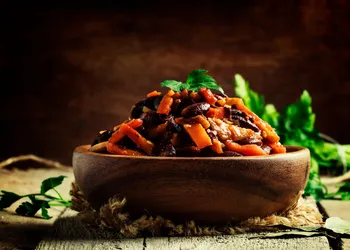 Un modo semplice per preparare un antipasto piccante a base di fagioli rossi.