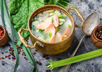 Una deliziosa zuppa fredda per l'estate calda: con rabarbaro e pesce