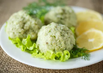 Una volta ho preparato questo piatto per Capodanno e il giorno dopo gli ospiti mi hanno chiesto la ricetta. Sono solo polpette di pesce