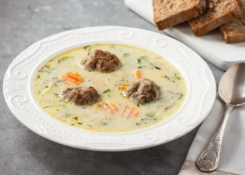 Zuppa deliziosa in 30 minuti: zuppa cremosa con polpette di carne