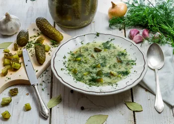 Zuppa di latte polacco in salamoia - cura i postumi della sbornia al mattino, riscalda nelle serate fredde