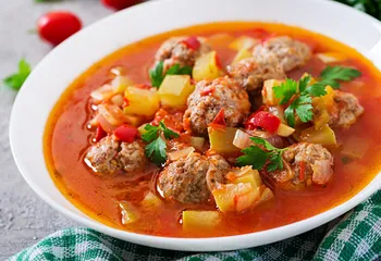 Zuppa di pomodoro con polpette in 30 minuti: una ricetta semplice con pasta di miso