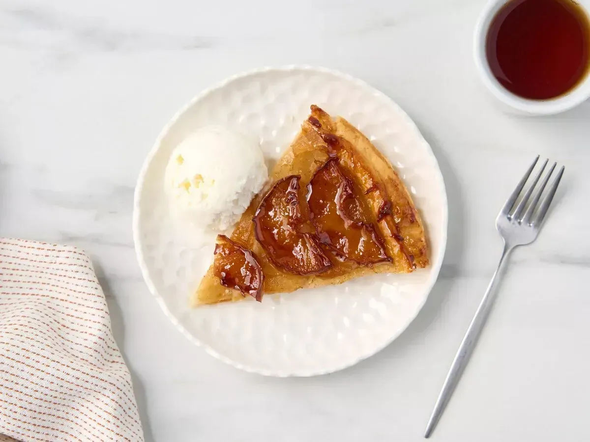 Torta di mele Tarte Taten - un delizioso dessert dalle radici francesi