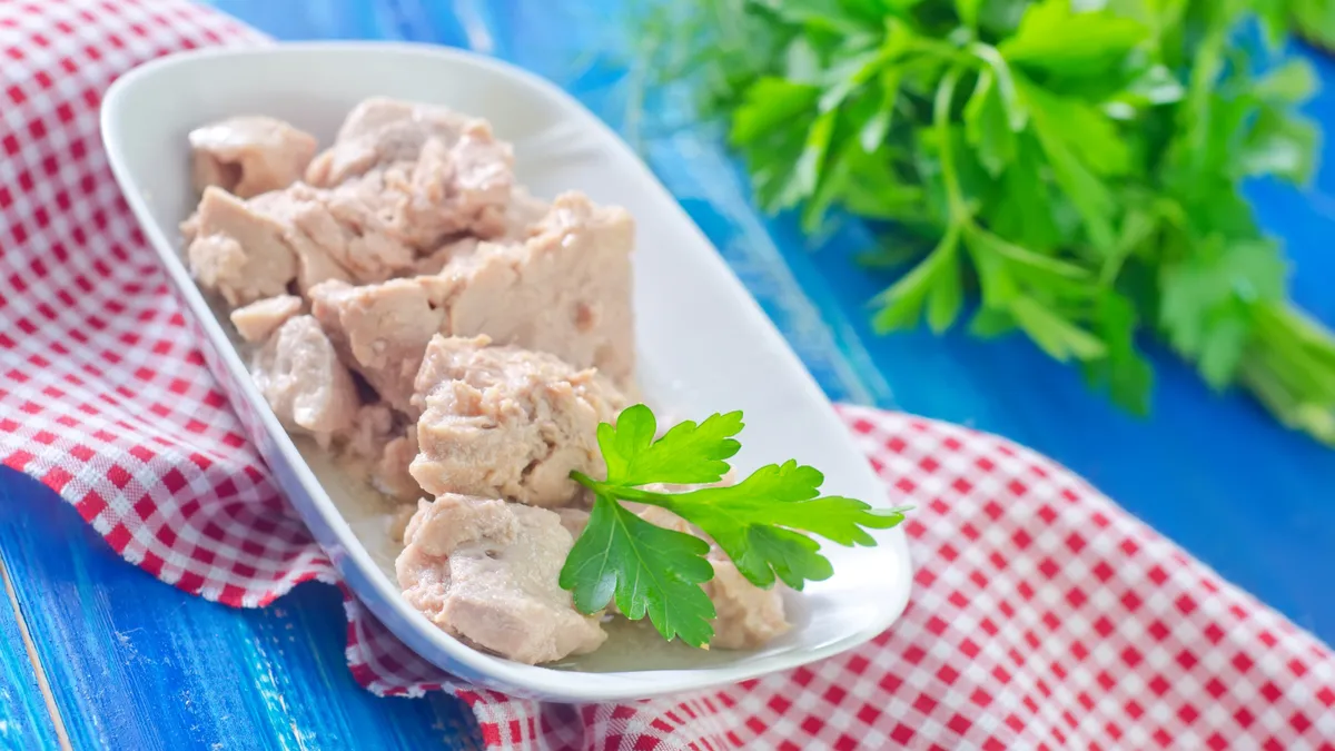 Tre varianti della ricetta più popolare dell'insalata di fegato di merluzzo: tutte molto semplici, ma deliziose per tutti i tempi.