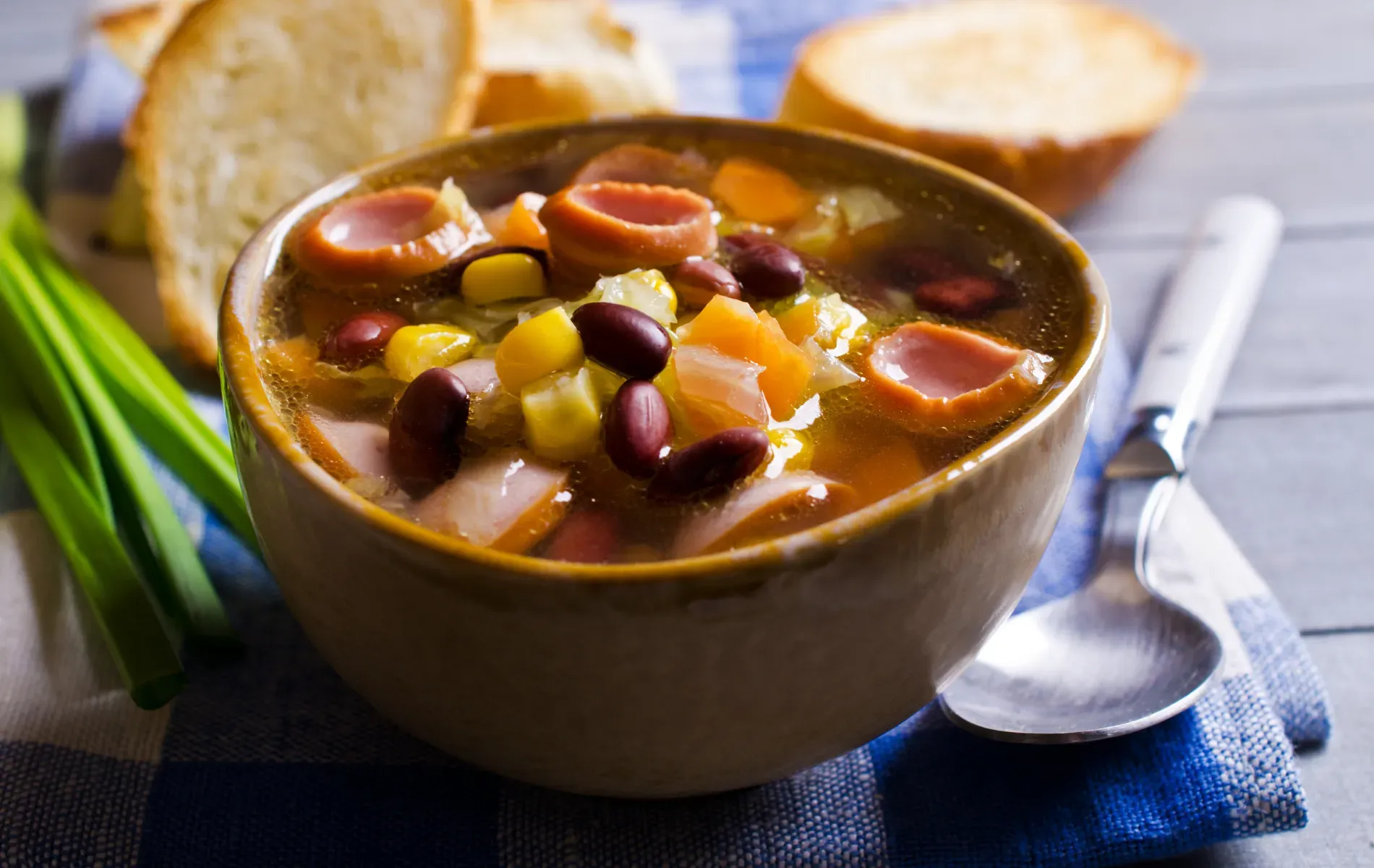 Zuppa deliziosa in 10 minuti: zuppa di fagioli e cereali con salsicce per pranzo e cena