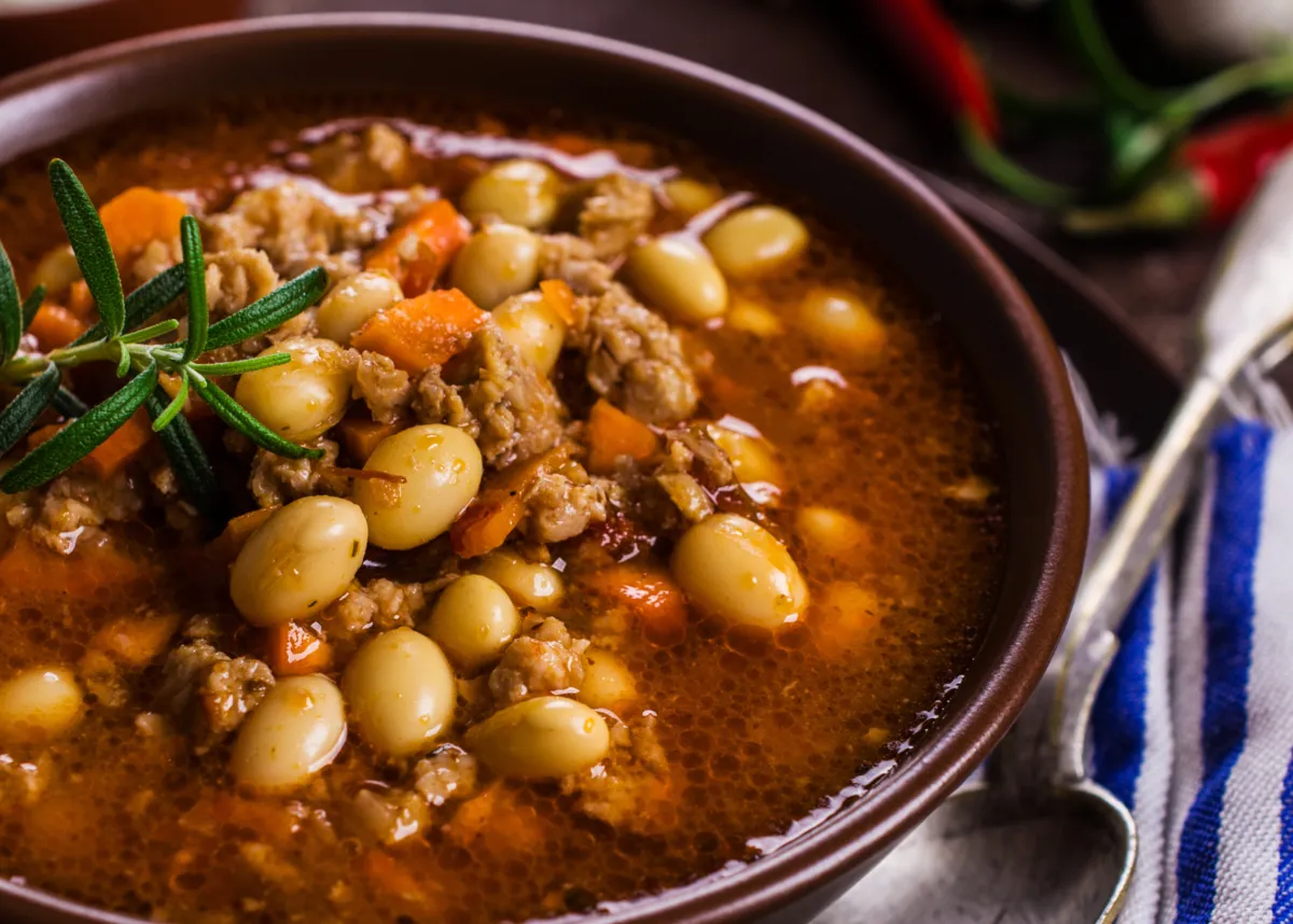 Zuppa di fagioli semplice con carne macinata: quello che ci vuole per le cene in famiglia