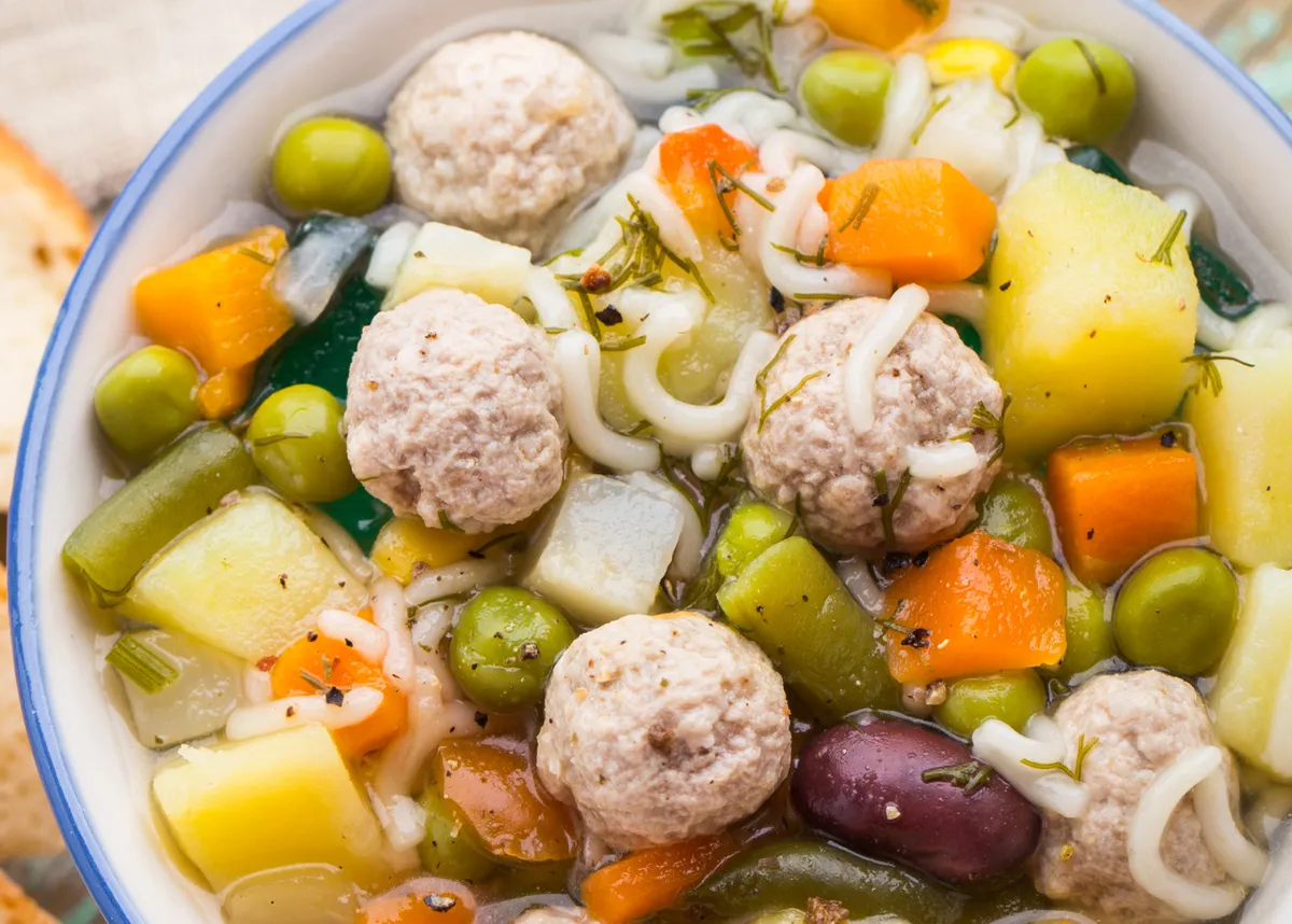 Zuppa italiana di verdure con vermicelli e polpette: leggera e sostanziosa